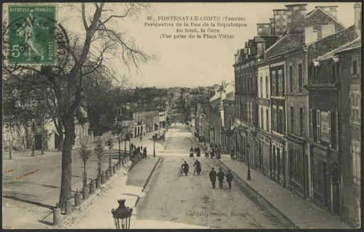 La rue Turgot, actuelle rue Georges Clemenceau, prise à partir de l'escalier de la place Viète.